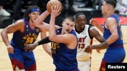 Nikola Jokić hvata loptu u trećoj četvrtini treće utakmice finala NBA plej-ofa u Majamiju, 7. juna 2023. (Foto: USA TODAY Sports/Jim Rassol)