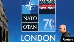영국 런던에 3일 북대서양조약기구(NATO·나토) 정상회의를 알리는 보드가 세워져 있다. 