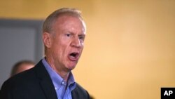 El gobernador de Illinois, Bruce Rauner, firmó la ley que permite detener a un inmigrante siempre y cuando las autoridades federales pesenten una orden criminal válida. 