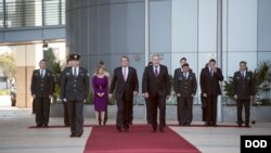 Sekretè defans Ash Carter ki tap obsève yon gad onè ak Minis Defans Izraelyen Avigdor Lieberman nan Tel Aviv, Izrayèl, 12 desanm, 2016. (DOD photo by US Air Force Tech. Sèjan. Brigitte N. Brantley)