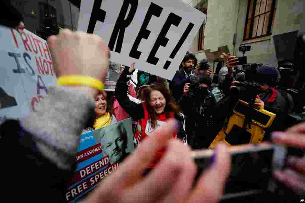 영국 런던 올드 베일리의 중앙형사재판소 앞에서 미국 정부의 기밀 문서를 해킹한 뒤 폭로한 매체 &#39;위키 리크스&#39;의 창립자 줄리언 어산지의 미국 송환을 반대하는 시위가 열렸다. 영국 법원은 미국의 어산지 송환 요구를 거부했다. 