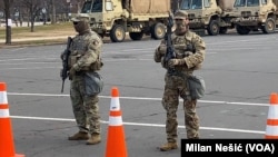 USA, Washington, member of the National guard in front of The Congress