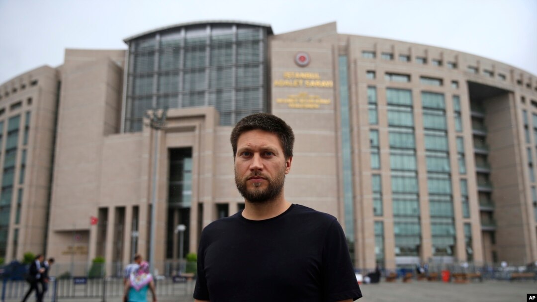 Andrew Gardner, peneliti untuk Turki Amnesty International, berfoto di luar pengadilan Istanbul, 17 Juli 2017. Enam aktivis hak asasi manusia Turki, termasuk direktur Turki Amnesty International Idil Eser dipenjara atas tuduhan membantu teroris.