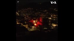 庆祝“光之日” 意大利艺术家点燃SOS照明弹