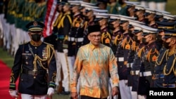 马来西亚总理安瓦尔·易卜拉欣于 2023 年 3 月 1 日在菲律宾马尼拉马拉坎南宫举行的欢迎仪式上检阅仪仗队