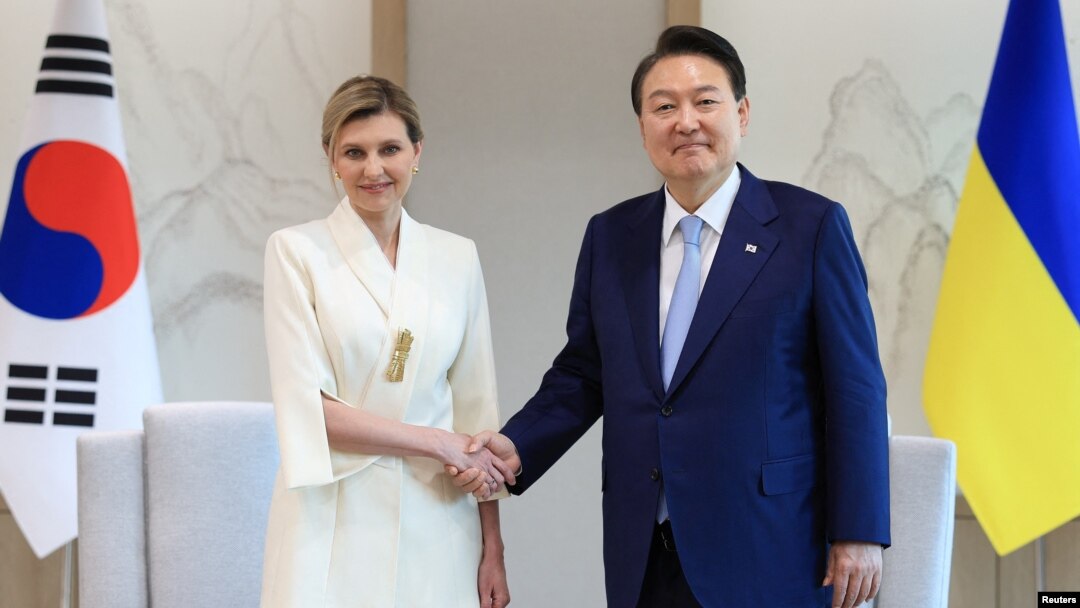 Юн Сук Ель и Украины Елена Зеленская в президентском офисе в Сеуле