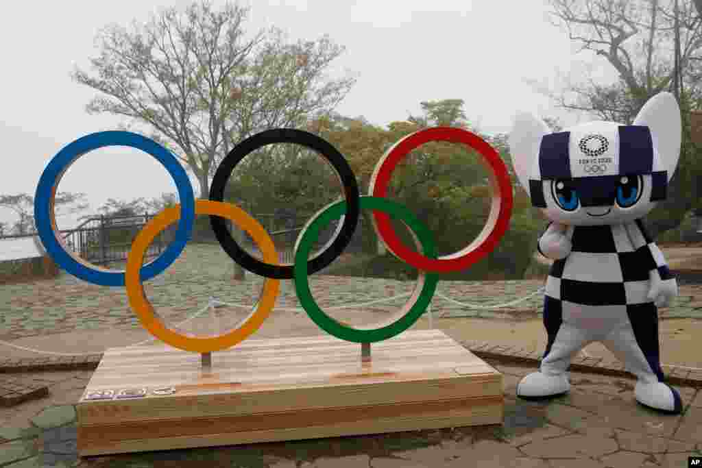 عکسی از میرایتووا عروسک نماد بازی‌های المپیک 2020 توکیو، در کنار حلقه‌های المپیک، 100 روز قبل از شروع بازی‌های تاخیر افتاده المپیک در توکیو، ژاپن
