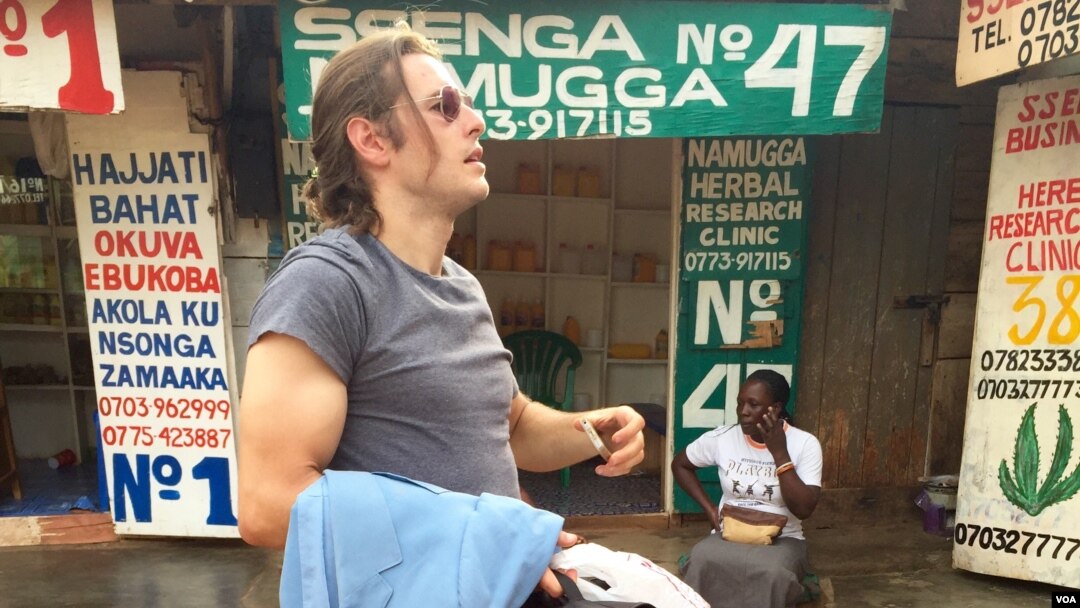 Journalist Matthew Stein scouts a location for a video shoot about datingcultures.com, a website that promotes cultural understanding by talking about how to date around the world, in Kampala, Uganda, April 10, 2015. (Steve Terrill/VOA) 