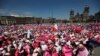 Manifestantes protestan contra la reforma electoral impulsada por el presidente de México, Andrés Manuel López Obrador, en el Zócalo de la Ciudad de México el 26 de febrero de 2023.
