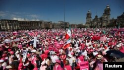 Manifestantes protestan contra la reforma electoral impulsada por el presidente de México, Andrés Manuel López Obrador, en el Zócalo de la Ciudad de México el 26 de febrero de 2023.
