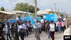 Les partisans des différents candidats présidentiels de l'opposition manifestent à Mogadiscio le 19 février 2021.