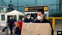 Un miembro de una delegación médica china empuja cajas de vacunas a su llegada al aeropuerto Jorge Chávez en Lima, Perú, el miércoles 2 de septiembre de 2020. 