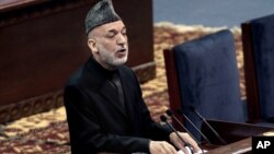 Presiden Afghanistan Hamid Karzai memberikan sambutan dalam pertemuan hari pertama Loya Jirga di Kabul, Afghanistan (21/11).