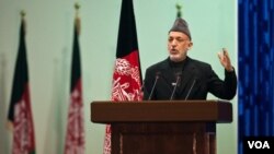 Presiden Afghanistan Hamid Karzai dalam pidato pembukaan Loya-Jirga di Kabul (16/11).