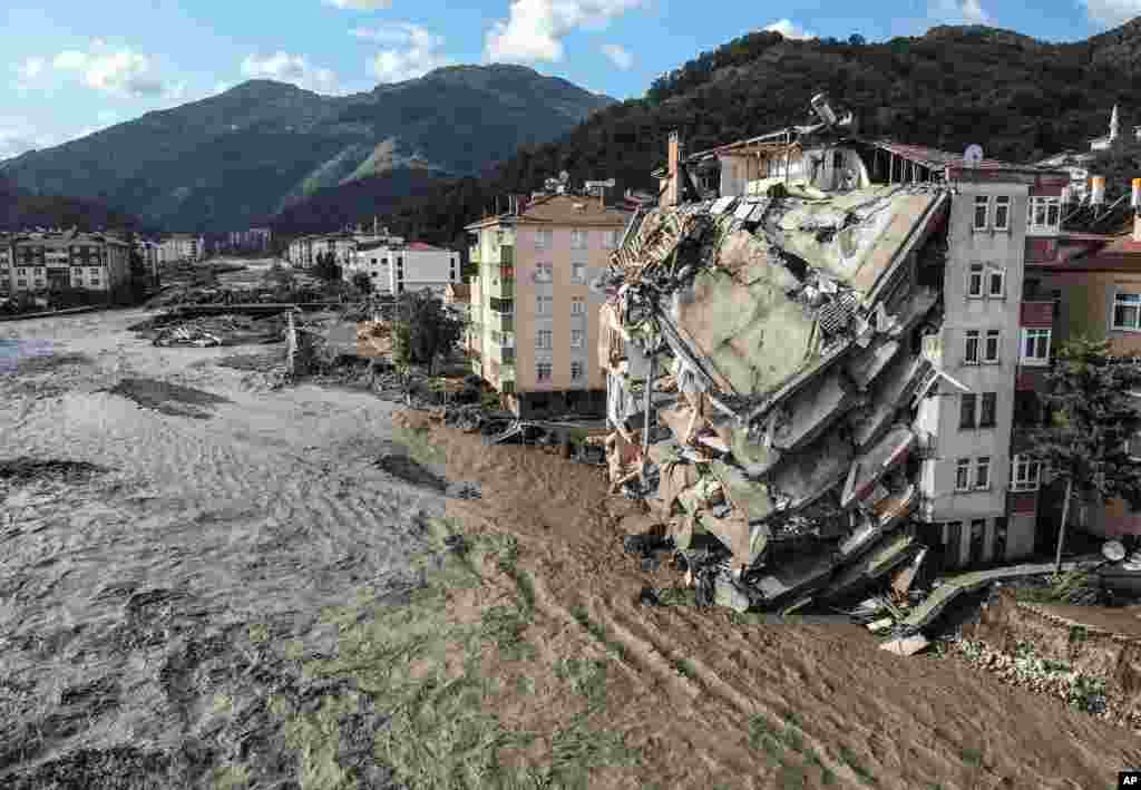 터키 카스타모누에 폭우로 산사태가 발생해 건물과 도로가 붕괴되고 24명이 사망했다. 