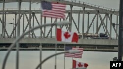 Sebuah truk menyeberangi Jembatan Bluewater di perbatasan AS-Kanada antara Sarnia, Ontario, dan Port Huron, Michigan, 16 Maret 2020. 