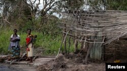 Locals wait to receive food parcels handed out by an aid organisation to locals after Cyclone Idai, near Dondo village outside Beira, Mozambique, March 24, 2019. 