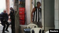 Polisi saat beroperasi menghadapi pengedar narkoba di kawasan kumuh Jacarezinho di Rio de Janeiro, Brazil, 6 Mei 2021. (Foto: Reuters)