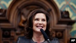 Gubernur Michigan Gretchen Whitmer menyampaikan pidato di hadapan anggota Senat Michigan di Lansing, Michigan, pada 29 Januari 2020. (Foto: AP/Al Goldis)