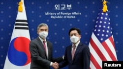 El representante especial de EEUU para Corea del Norte, Sung Kim, junto a su homólogo surcoreano Noh Kyu-duk, el 18 de abril de 2022.