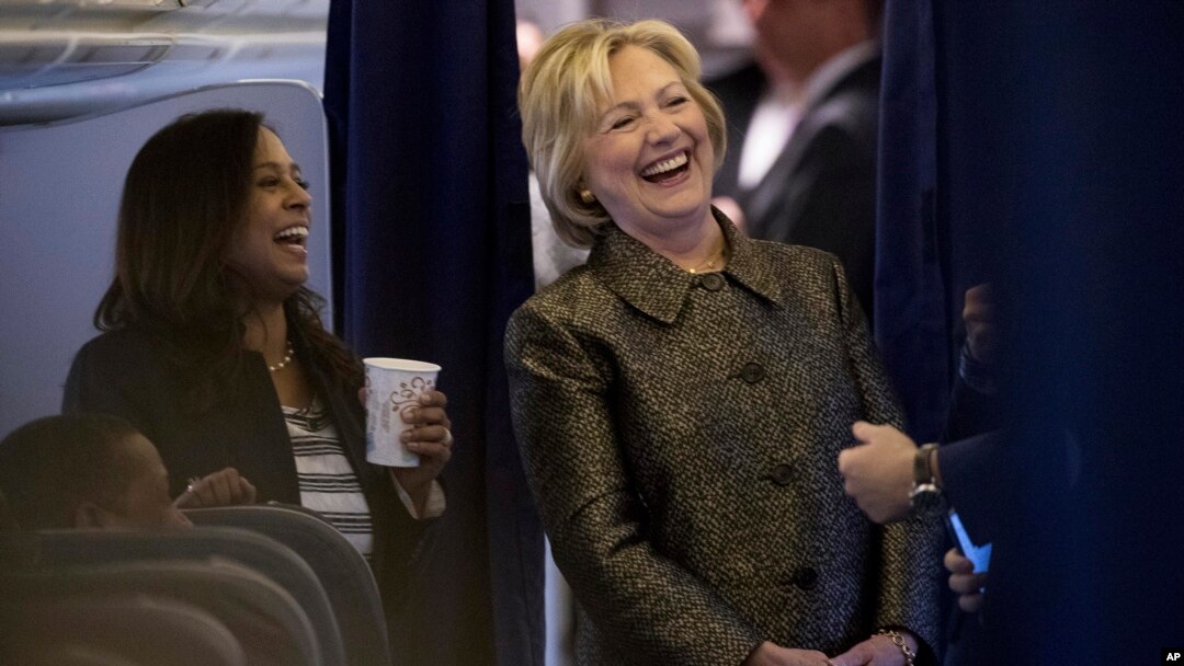 Capres AS dari partai Demokrat, Hillary Clinton bersama penasihat senior kebijakan partai Demokrat, Maya Harris (kiri) dan staf pendukungnya dalam kampanye di White Plains, New York, 2 Oktober 2016. (AP Photo/Andrew Harnik). 