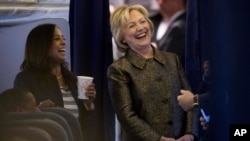 Capres AS dari partai Demokrat, Hillary Clinton bersama penasihat senior kebijakan partai Demokrat, Maya Harris (kiri) dan staf pendukungnya dalam kampanye di White Plains, New York, 2 Oktober 2016. (AP Photo/Andrew Harnik). 