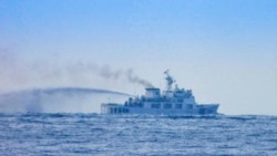 资料照片：一艘中国海警船在南海争议海域的第二托马斯浅滩(仁爱礁)附近，靠近长期搁浅的菲律宾军舰“马德雷山”号(BRP Sierra Madre)，进行了一次看似高压水炮演练的行动。(2025年8月20日)