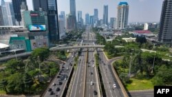 Gambar udara ini menunjukkan jalan-jalan yang sebagian sepi di Jakarta pada 3 Juli 2021, karena pemerintah memberlakukan PPKM di ibu kota karena varian Delta. (Foto: AFP/Bay Ismoyo)