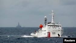 中国海监船在南中国海有争议的石油钻井平台附近游弋。（2014年6月13日）