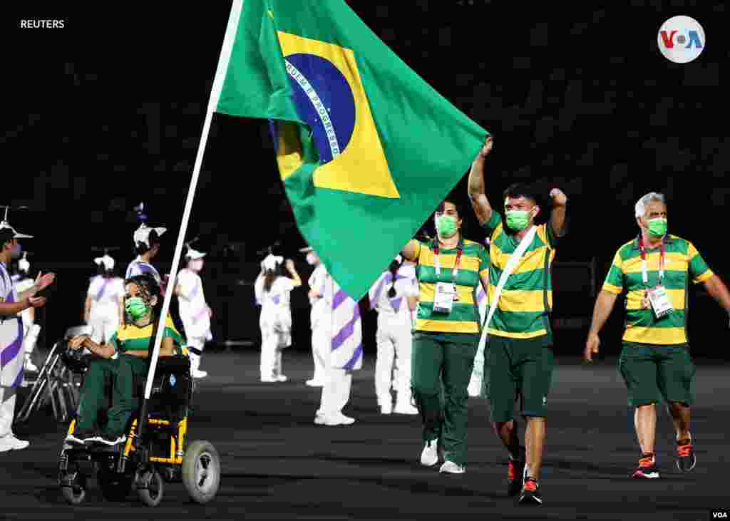 Evelyn De Oliveira, de Brasil, encabeza su delegaci&#243;n durante el desfile de los atletas en la ceremonia de apertura.