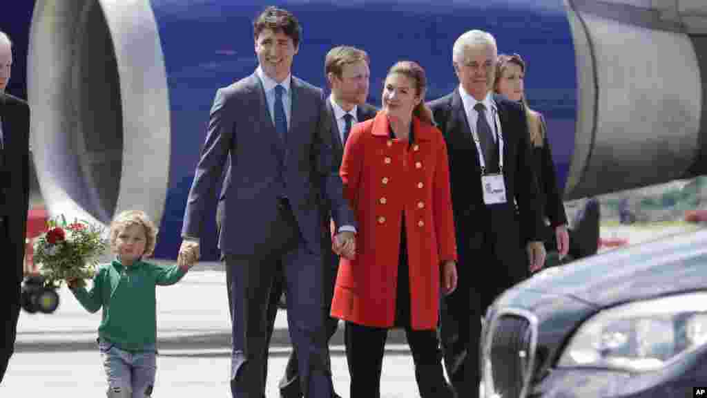 Isowar Firai ministan Canada Justin Trudeau tare da dansa Hadrien da kuma uwargidansa Sophie Grégoire-Trudeau a birnin Hambourg dake Kasar Jamus, ranar Alhamis 6 ga watan Yuli shekarar 2017. &nbsp;