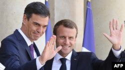 Le président français Emmanuel Macron, à droite, reçoit le Premier ministre espagnol Pedro Sanchez, à gauche, au Palais présidentiel de l'Elysée, Paris, le 23 juin 2018. 