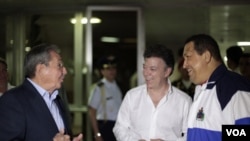 El presidente de Colombia (centro), Juan Manuel Santos, visitó a sus homólogos de Cuba y Venezuela, Raúl Castro y Hugo Chávez, el 7 de marzo en La Habana.