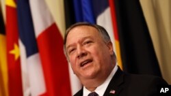 រូបភាព​ឯកសារ៖លោក Mike Pompeo រដ្ឋមន្ត្រី​ការបរទេស​និយាយ​ជាមួយ​អ្នក​សារព័ត៌មាននៅ​អង្គការ​សហប្រជាជាតិ​កាលពី​ថ្ងៃទី​២០ ខែសីហា ឆ្នាំ២០២០។