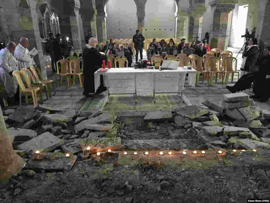 Mûsil - Kiristiyan Nivêjê bo Aştiyê dikin li dêra Mar Toma li aliyê rastê yê bajarê Mûsil