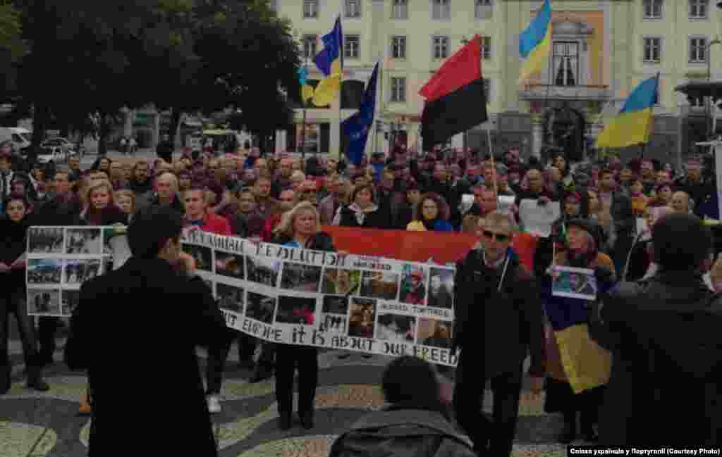 Лісабон. Площа Комерціо &quot;Янукович - розпочав війну проти українського народу&quot;, &quot;Путін - не получиш Україну&quot;, &quot;Допоможіть українцям звільнитися від кримінальної хунти&quot;, такі лозунги скандували учасники мітингу українською, португальською та англійськими мовами. 