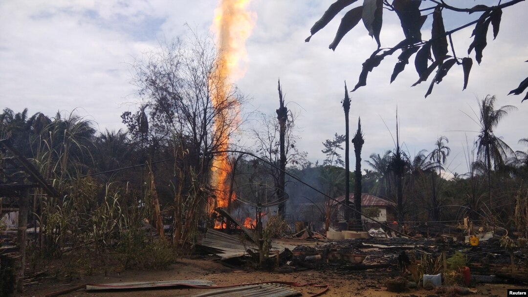 Kobaran api dari sumur minyak yang terbakar di desa di Peureulak, Provinsi Aceh, 25 April 2018.