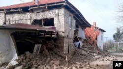 Rumah yang ambruk akibat gempa 5,5 SR yang mengguncang kawasan Acipayan, provinsi Denizli, 20 Maret 2019.