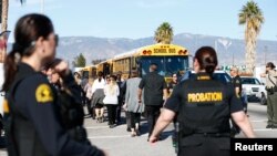 Polisi mengamankan TKP di pusat latihan difabel di San Bernardino, California, hari Rabu 2 Desember 2015.