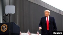 Con su firma en un pedazo del muro fronterizo con México en la ciudad de Álamo, Texas, el presidente Trump concluyó una de sus principales promesas electorales contra la inmigración ilegal. Enero 12 de 2021.