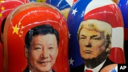 ARCHIVO - Muñecas rusas Matryochka con las efigies de los presidentes Xi Jinping, de China, y Donald Trump, de EEUU, en una tienda de suvenires en San Petersburgo, Rusia, el 21 de noviembre de 2024.