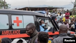 Sebuah ambulans berada di tepi Danau Kivu setelah sebuah kapal yang mengangkut penumpang dan barang terbalik di dekat Pelabuhan Kituku di Goma, provinsi Kivu Utara, Republik Demokratik Kongo, 3 Oktober 2024.