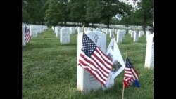 服役美军向阿灵顿国家公墓阵亡将士敬献国旗