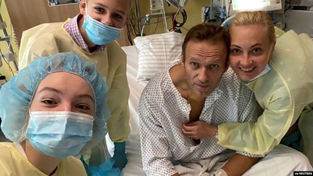 Thủ lãnh đối lập Nga Alexei Navalny và gia đình ông trong bức ảnh chụp tại bệnh viện Charite ở Berlin, Đức, tải lên mạng xã hội ngày 15/9/2020. (Courtesy of Instagram @NAVALNY/Social Media)