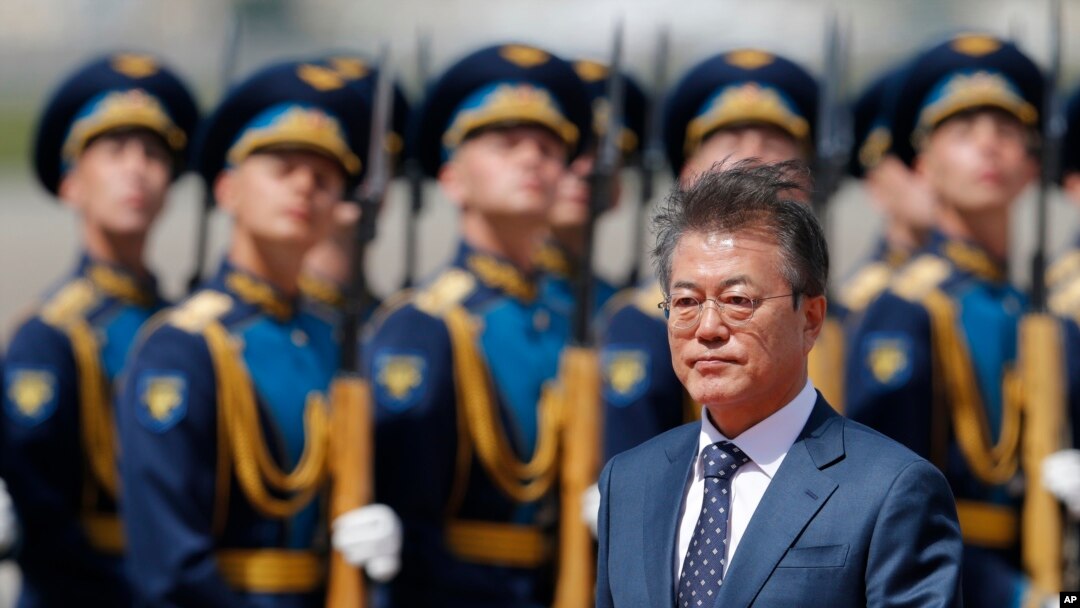 Presiden Korea Selatan Moon Jae-in memeriksa pasukan kehormatan saat tiba di Bandara Vnukovo, Moskow, Rusia, 21 Juni 2018. Presiden Moon bertemu dengan Presiden Rusia Vladimir Putin hari ini, Jumat, 22 Juni 2018.