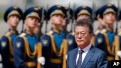 Presiden Korea Selatan Moon Jae-in memeriksa pasukan kehormatan saat tiba di Bandara Vnukovo, Moskow, Rusia, 21 Juni 2018. Presiden Moon bertemu dengan Presiden Rusia Vladimir Putin hari ini, Jumat, 22 Juni 2018.