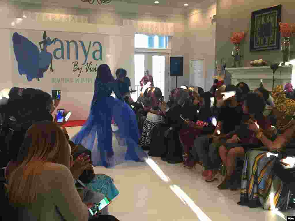 Desfile de moda da marca da estilista nigeriana Vivien Agbakoba, a Anya by Vivien