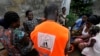 Un agent de recensement s'entretient avec les membres d'une famille dans le quartier de Yopougon à Abidjan en Côte d'Ivoire, le 24 avril 2014. AFP / Sia Kambou