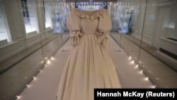 Gaun pengantin yang dikenakan Diana, Princess of Wales terlihat dipajang di Istana Kensington di London, Inggris, 7 Juni 2021. (Foto: REUTERS/Hannah McKay)