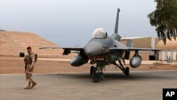 ທະ​ຫານ ອີ​ຣັກ ຄົນ​ນຶ່ງ​ຢືນ​ຍາມ​ຢູ່​ໃກ້​ເຮືອ​ບິນ​ລົບ F-16, ຖ​ານ​ທັບ​ອາ​ກາດ ບາ​ລາດ, ພາກ​ເໜືອ​ຂອງ ນະ​ຄອນຫຼວງ ແບັກ​ແດດ, ອີ​ຣັກ. 13 ກຸມ​ພາ, 2018. 